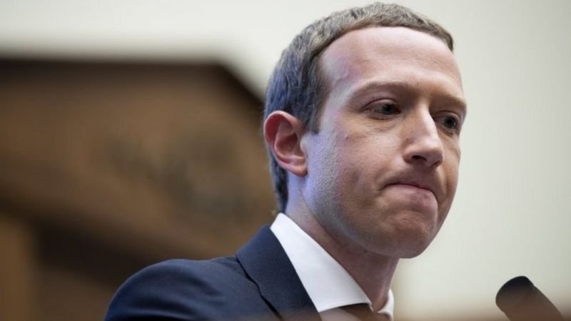 Zuckerberg cayó al quinto lugar de los hombres más ricos del mundo en las últimas semanas, según Bloomberg. (Foto de EPA)