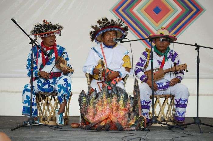 Imagen de la ceremonia del peyote en el Domo de los Pueblos Indígenas de la FENADU.