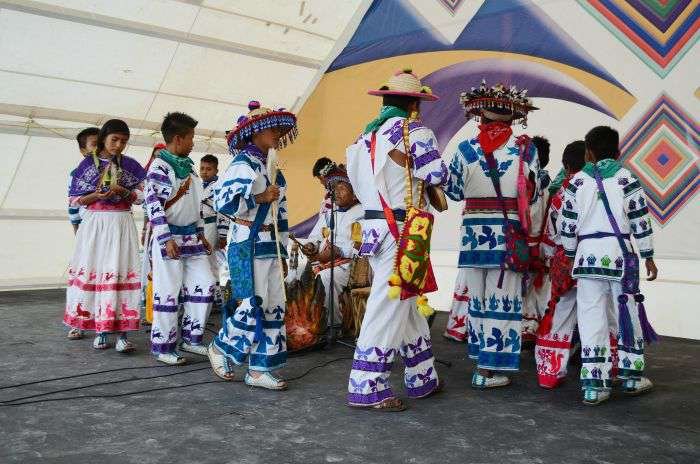 Imagen de la ceremonia del peyote en el Domo de los Pueblos Indígenas de la FENADU.