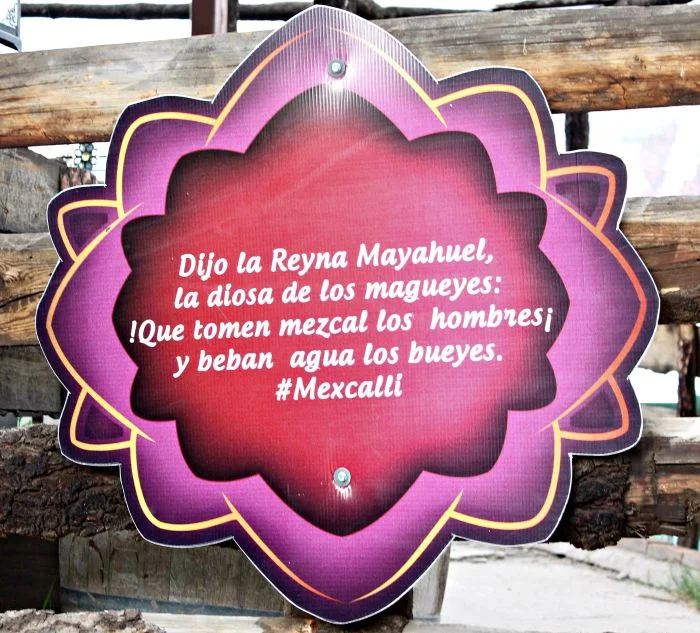 Imagen de un letrero en la Galería del Mezcal de una nota publicada en el sitio web http://durango.com.mx